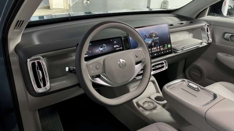 SUV elétrico tem interior tecnológico com duas telas e sem botões no painel