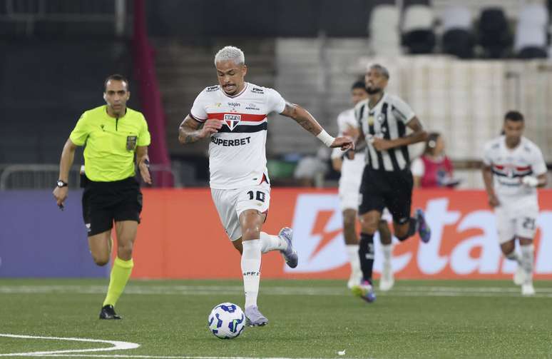 Luciano em campo no jogo entre Botafogo x São Paulo (Photo by Rubens Chiri / São Paulo FC)