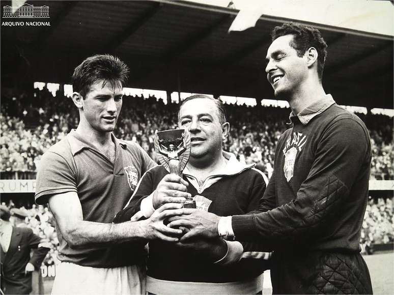 Gilmar (à direita) ao lado do treinador Vicente Feola e do capitão Bellini, com a Jules Rimet após a conquista de 1958.