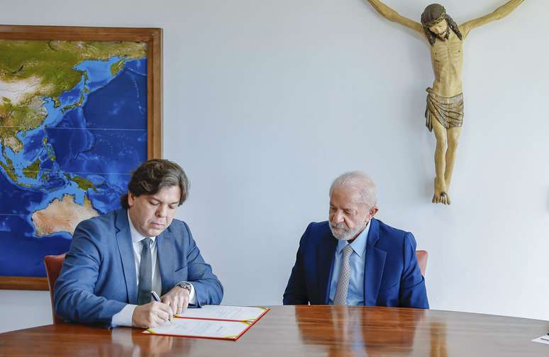 Presidente da República, Luiz Inácio Lula da Silva, dá posse a Frederico de Siqueira Filho como Ministro de Estado das Comunicações.  Palácio do Planalto.
