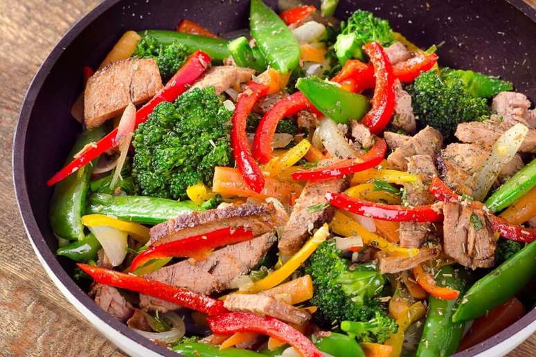 Tiras de filé mignon com pimentão e brócolis 