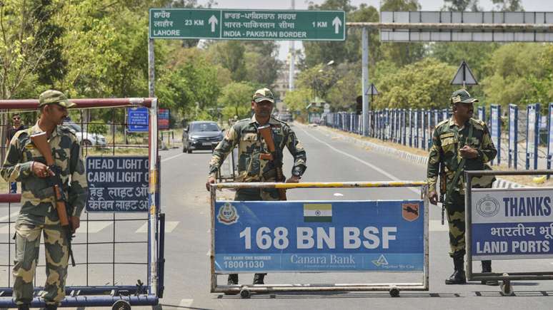 Soldados da Força de Segurança da Fronteira da Índia montam guarda na barricada na estrada que leva à fronteira com o Paquistão, perto de Amritsar, em 24 de abril de 2025.
