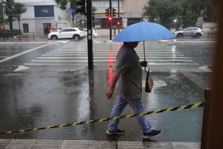 Diferentes regiões do Estado de São Paulo deverão ser atingidas por fortes chuvas nos próximos dias.