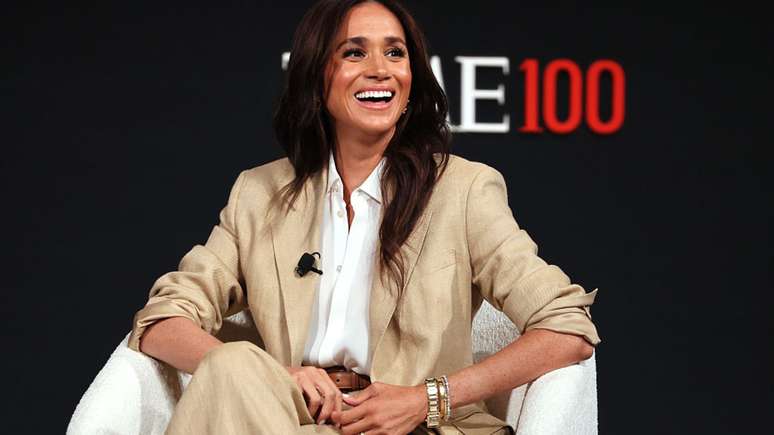 Meghan com o look grifado e relógio que foi de Diana