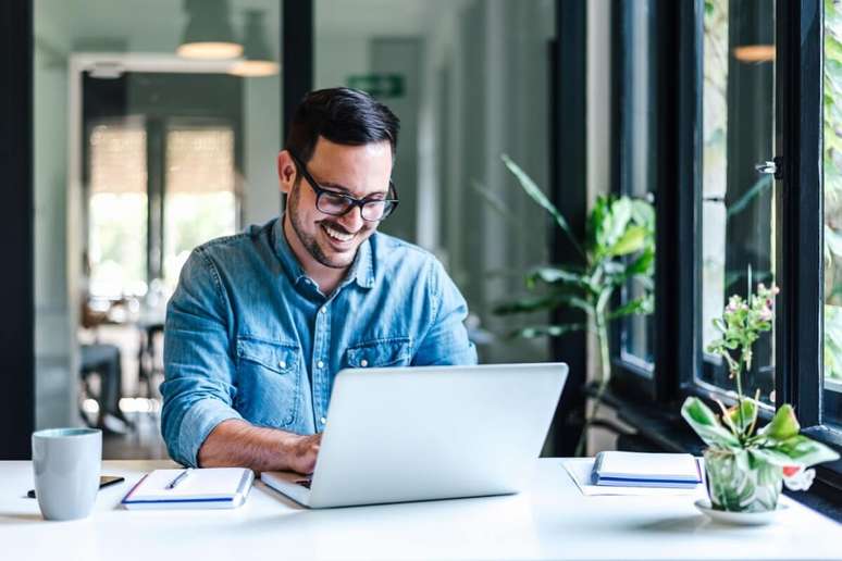 O aprendizado contínuo ajuda a acompanhar a tecnologia e manter a relevância no mercado de trabalho