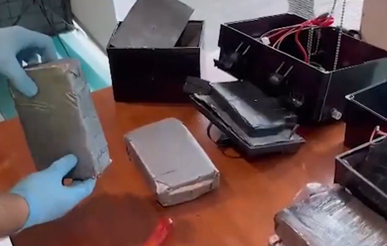 Polícia encontra 11kg de drogas escondidos em cadeira de rodas em aeroporto da Espanha