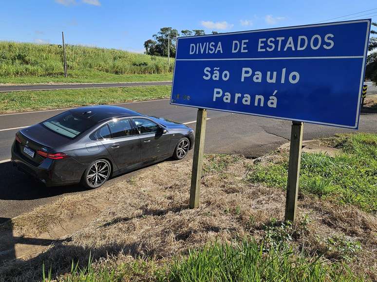 BMW i5 M60 xDrive: divisa de Estados entre São Paulo e Paraná, em Ourinhos (SP)