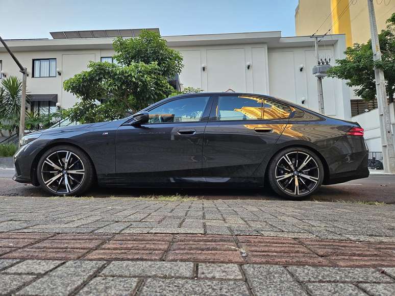 BMW i5 M60 xDrive: um carro para uso também na cidade