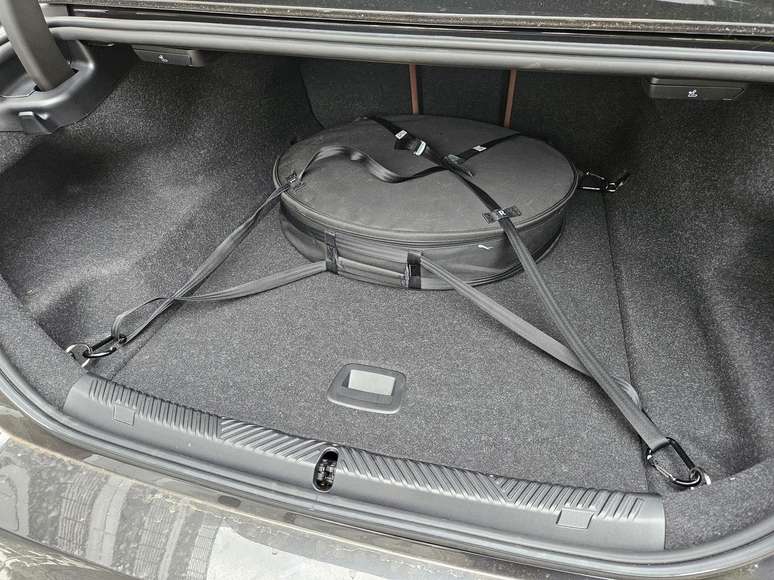 BMW i5 M60 xDrive: estepe rouba espaço de bagagemns no porta-malas