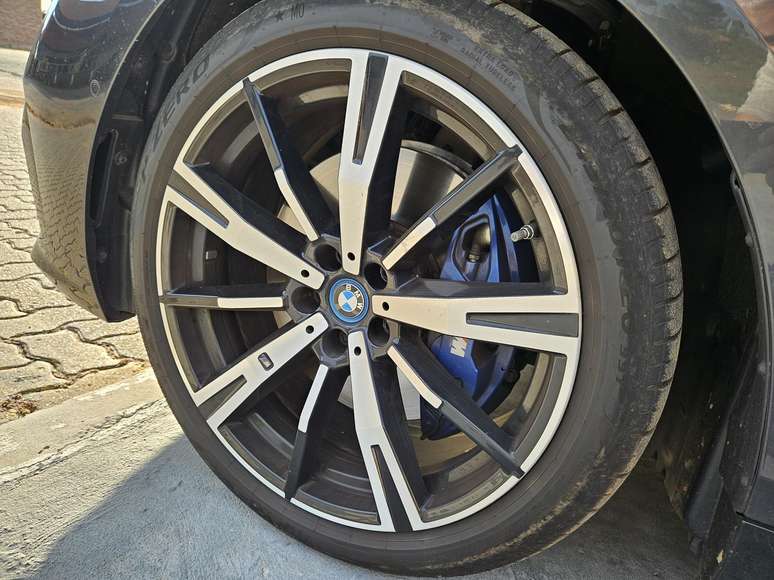 BMW i5 M60 xDrive: pneus 245/45 R19 na dianteira e 275/40 R19 na traseira