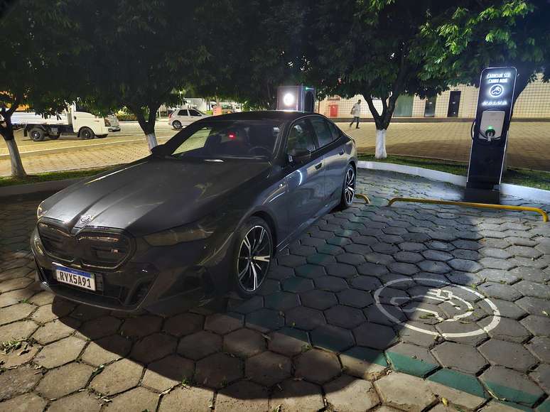 BMW i5 M60 xDrive: Volvo salvou o dia com eletroposto do Binzugão III