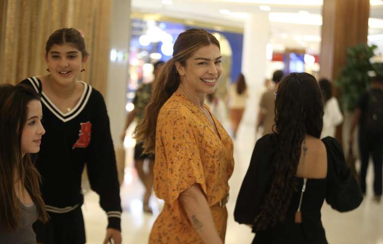 Filha de Cauã Reymond e Grazi Massafera passeia com a mãe e altura impressiona