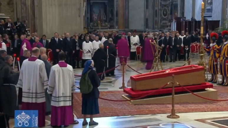 Freira quebra protocolo para se despedir do papa Francisco