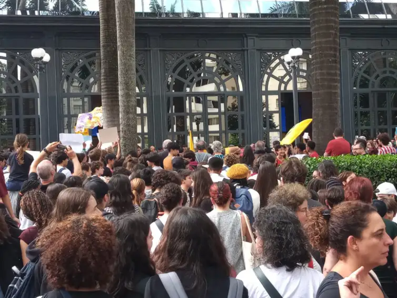 Manifestação de alunos, pais e professores diante do Shopping Pátio Higienópolis, em SP