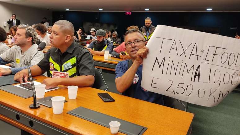 Lideranças dos entregadores na Câmara dos Deputados, em Brasília. iFood promete aumentar a taxa, mas não diz o valor.