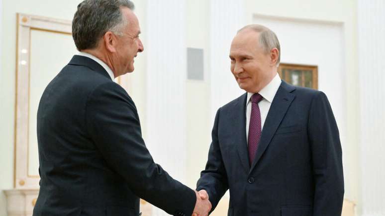 O presidente russo Vladimir Putin recebe o enviado do presidente dos EUA, Donald Trump, Steve Witkoff, durante uma reunião em Moscou, Rússia, em 25 de abril de 2025.