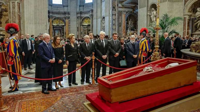Presidente Lula e comitiva vão ao velório do papa Francisco