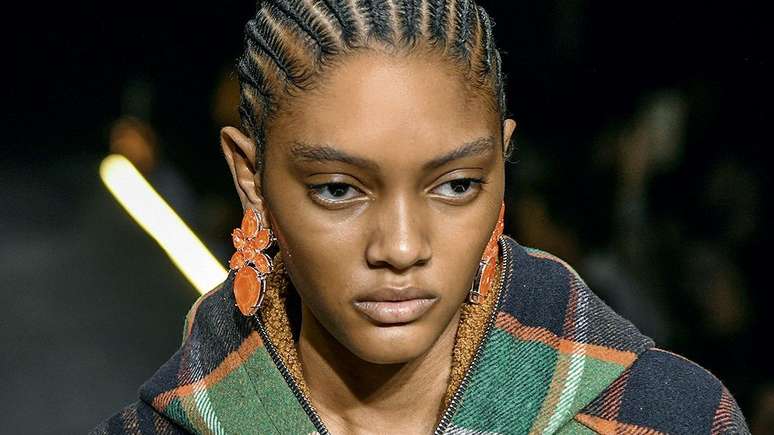 Imagem do desfile da marca de Alexandre Herchcovitch, estilista brasileiro