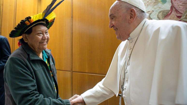 O líder yanomami Davi Kopenawa foi recebido por Francisco no Vaticano em 2024.
