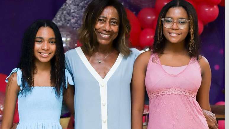 Glória adotou Laura e Maria em 2009 durante uma viagem para a Bahia