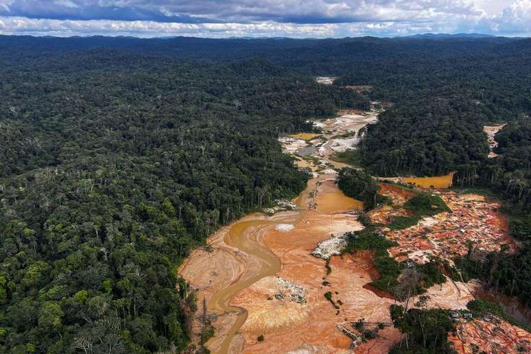 Danos provocados pelo garimpo ilegal na Terra Indígena Yanomami; papa cobrou o governo brasileiro a expulsar garimpeiros do território.