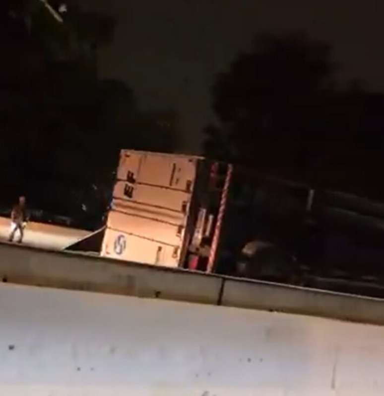 Caminhão tomba na Marginal Tietê na madrugada desta sexta-feira, 25.