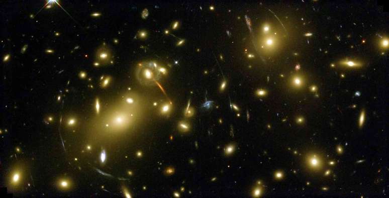 Aglomerado de galáxias Abell 2218. ‘ source=’NASA