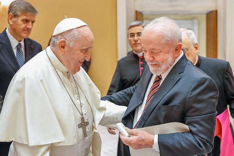 Em 2020, primeira viagem internacional de Lula ap&oacute;s sair da pris&atilde;o foi para o Vaticano. Nesta foto, mais um encontro entre as duas lideran&ccedil;as, em 2023
