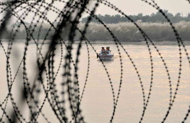 Soldados da Força de Segurança da Fronteira da Índia patrulham em um barco ao longo da área de Pargwal, na fronteira internacional entre a Índia e o Paquistão. Nitin Kanotra/Hindustan Times via Getty Images