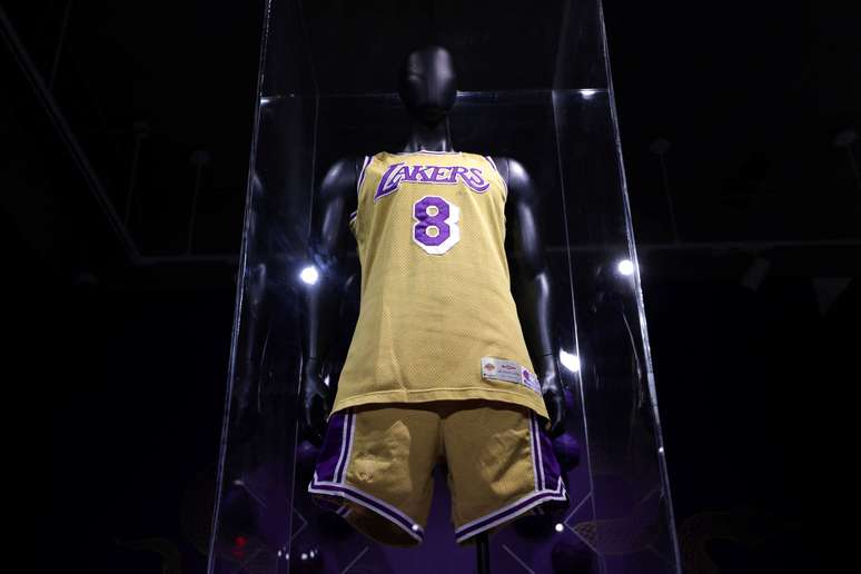 Primera camiseta Bryant Kobe en Los Ángeles Lakers en un espectáculo en Sotheby Subast House 