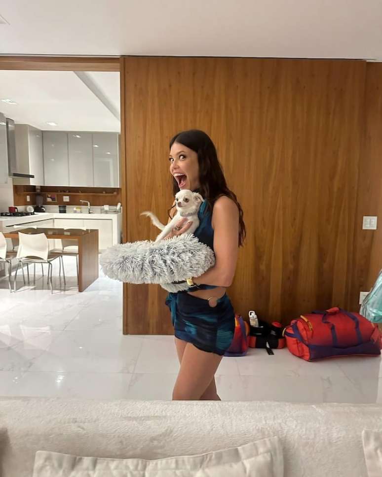 A atriz Vitória Strada, ex-BBB, com Dummy.