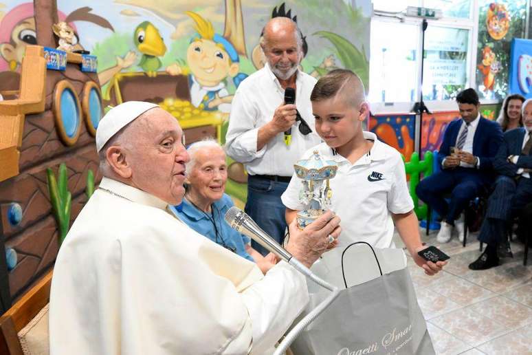 O papa visitou a freira francesa duas vezes no parque de diversões localizado nos arredores de Roma, onde ela mora e trabalha