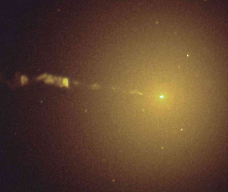 Evidência de um buraco negro e estrelas ao redor