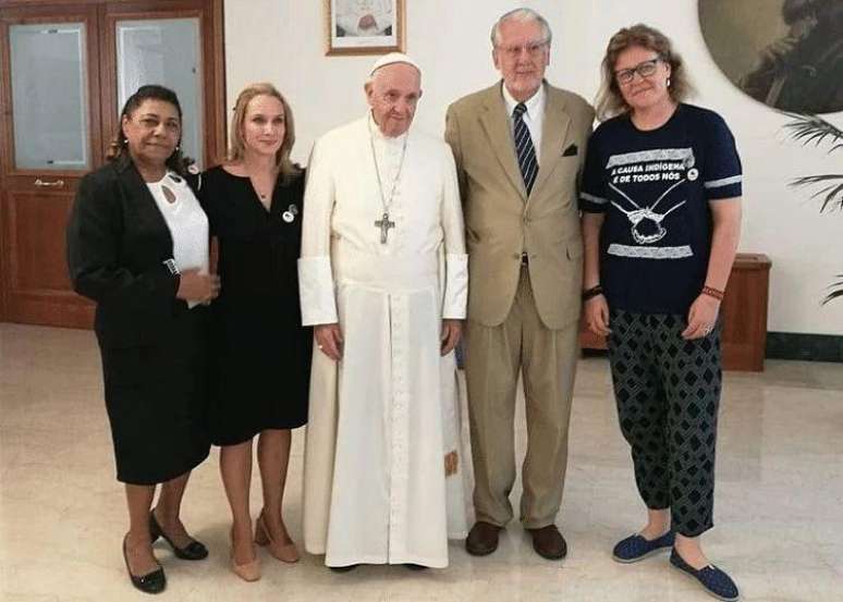 Da esquerda para a direita: Marinete Silva, Carol Proner, papa Francisco, Paulo S&eacute;rgio Pinheiro e Cibele Kuss. Na ocasi&atilde;o, Proner entregou ao papa livro com cr&iacute;ticas de juristas sobre os processos contra Lula