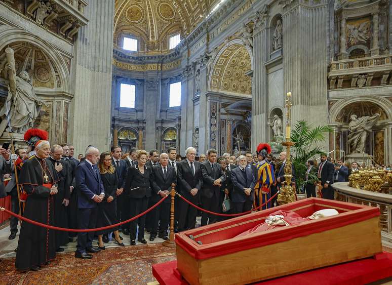 No sábado, a Missa das Exéquias será celebrada pelo cardeal Giovanni Battista Re, decano do Colégio Cardinalício. 