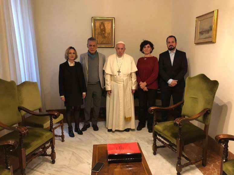 Carol Proner (esq.) e Chico Buarque em encontro com o papa Francisco no Vaticano em 2018: grupo entregou ao papa 500 p&aacute;ginas de documentos