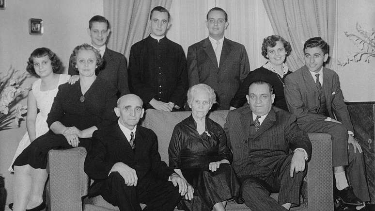 Jorge Mario Bergoglio com seus pais, avós e irmãos