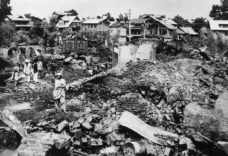 Uma aldeia em ruínas em Jammu e Caxemira, Índia, durante a guerra entre a Índia e o Paquistão em 1965. Hulton-Deutsch Collection/Corbis via Getty Images