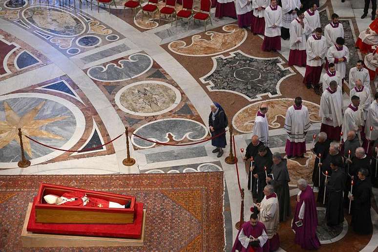 Enquanto os cardeais e outros líderes da Igreja passavam, a freira francesa permaneceu imóvel por alguns minutos diante do caixão