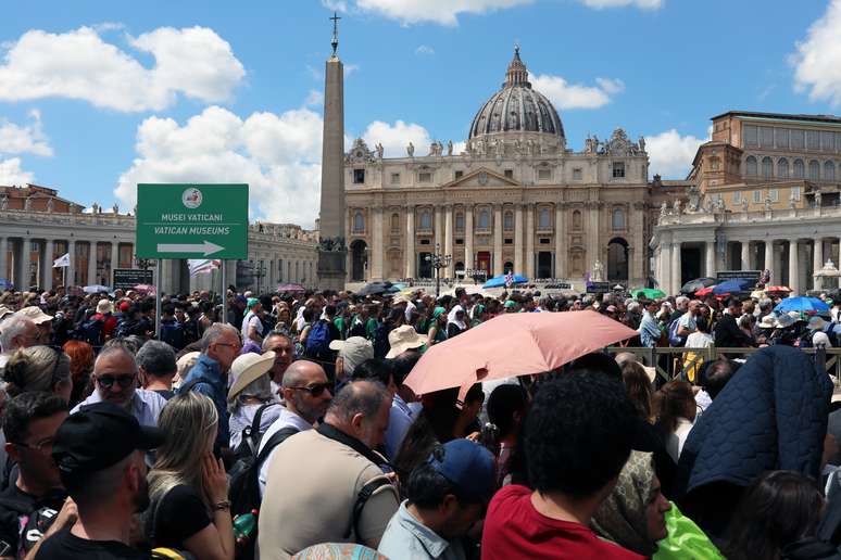 Fiéis aguardam em fila na Praça de São Pedro para prestar homenagem ao corpo do Papa Francisco em 25 de abril de 2025, na Cidade do Vaticano. O Papa Francisco, que morreu em 21 de abril aos 88 anos, permanece em câmara ardente por um último dia antes do funeral de amanhã na Praça de São Pedro.