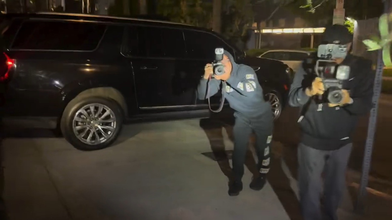 Paparazzis na saída da casa de Justin Bieber e Hailey em Los Angeles