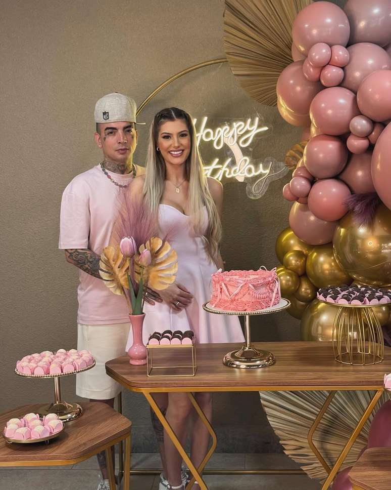 MC Guim&ecirc; e sua atual namorada