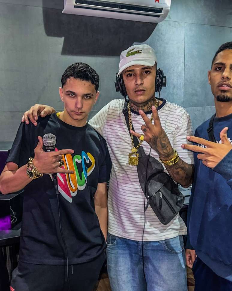 Da esquerda para direita: Lucas Camacho junto com outros MC's