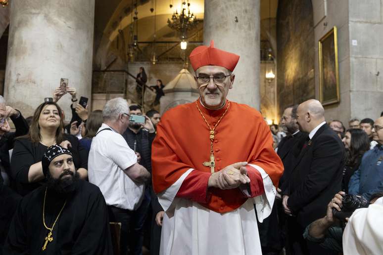 O Patriarca Latino de Jerusalém, Pierbattista Pizzaballa, participa de uma missa em homenagem ao Papa Francisco na Igreja do Santo Sepulcro, em 23 de abril de 2025, em Jerusalém.