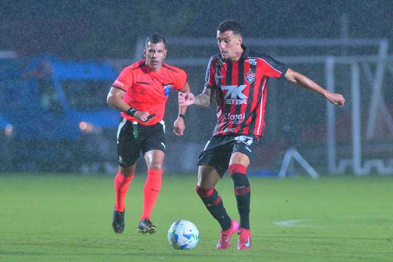 Vitória e Grêmio se enfrentam pelo Brasileirão 2025 neste domingo (27), às 18h30