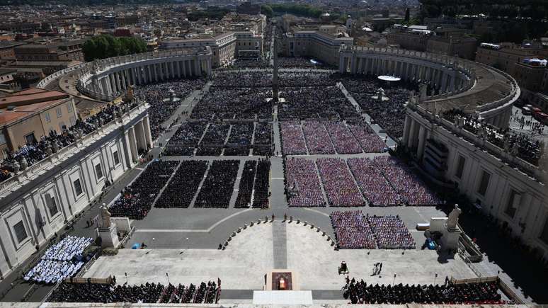 Centenas de milhares de pessoas se reuniram na Praça São Pedro para o funeral do papa Francisco