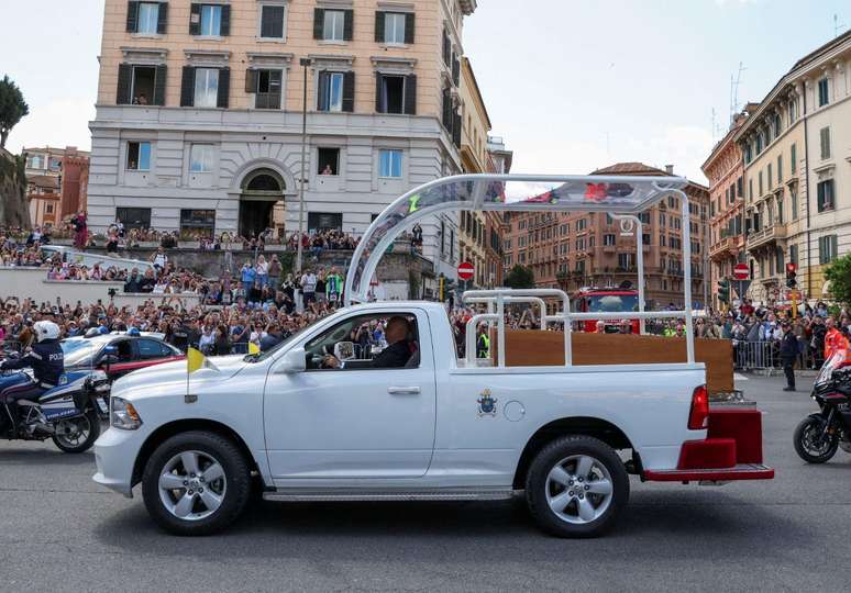 Caixão de Francisco foi transportado num papamóvel adaptado