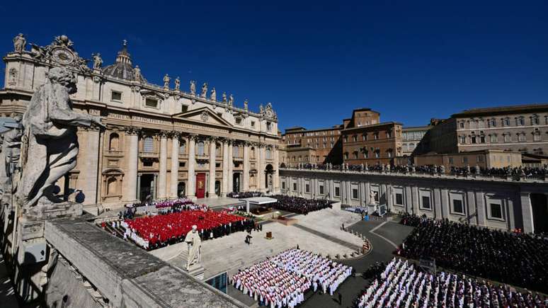 Vue générale de la cérémonie des funérailles du pape François sur la place Saint-Pierre au Vatican, le 26 avril 2025.