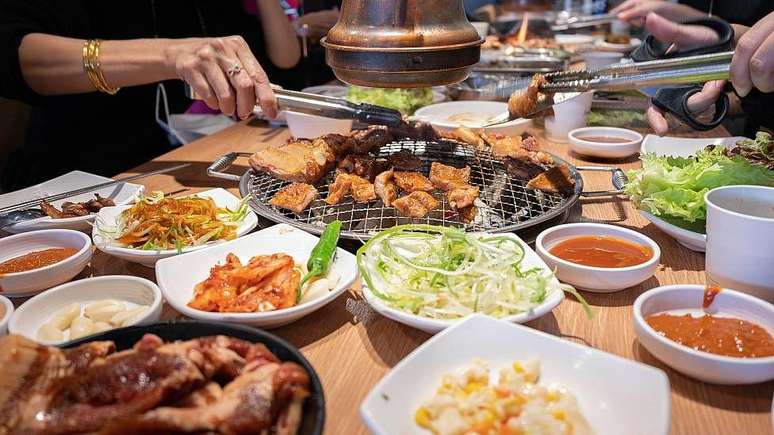 O desperdício na Coreia do Sul pode ser significativo por causa de uma tradição culinária chamada banchan, que serve vários acompanhamentos com um prato principal