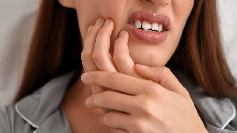Dor ao consumir algo muito quente ou gelado pode indicar sensibilidade nos dentes